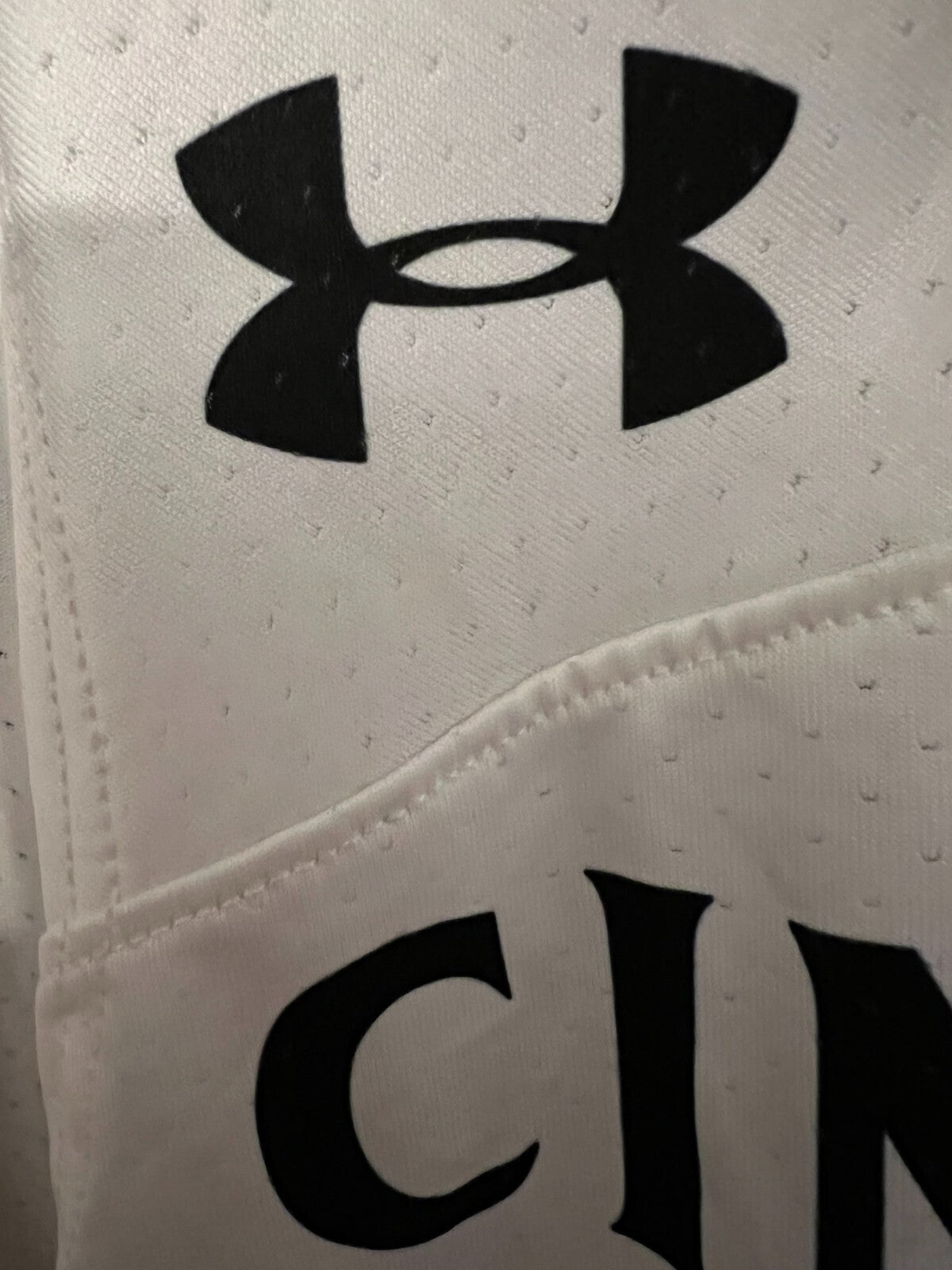 Cincinnati Bearcats NCAA Under Armour white Basketball Jersey #22 Mens Size L