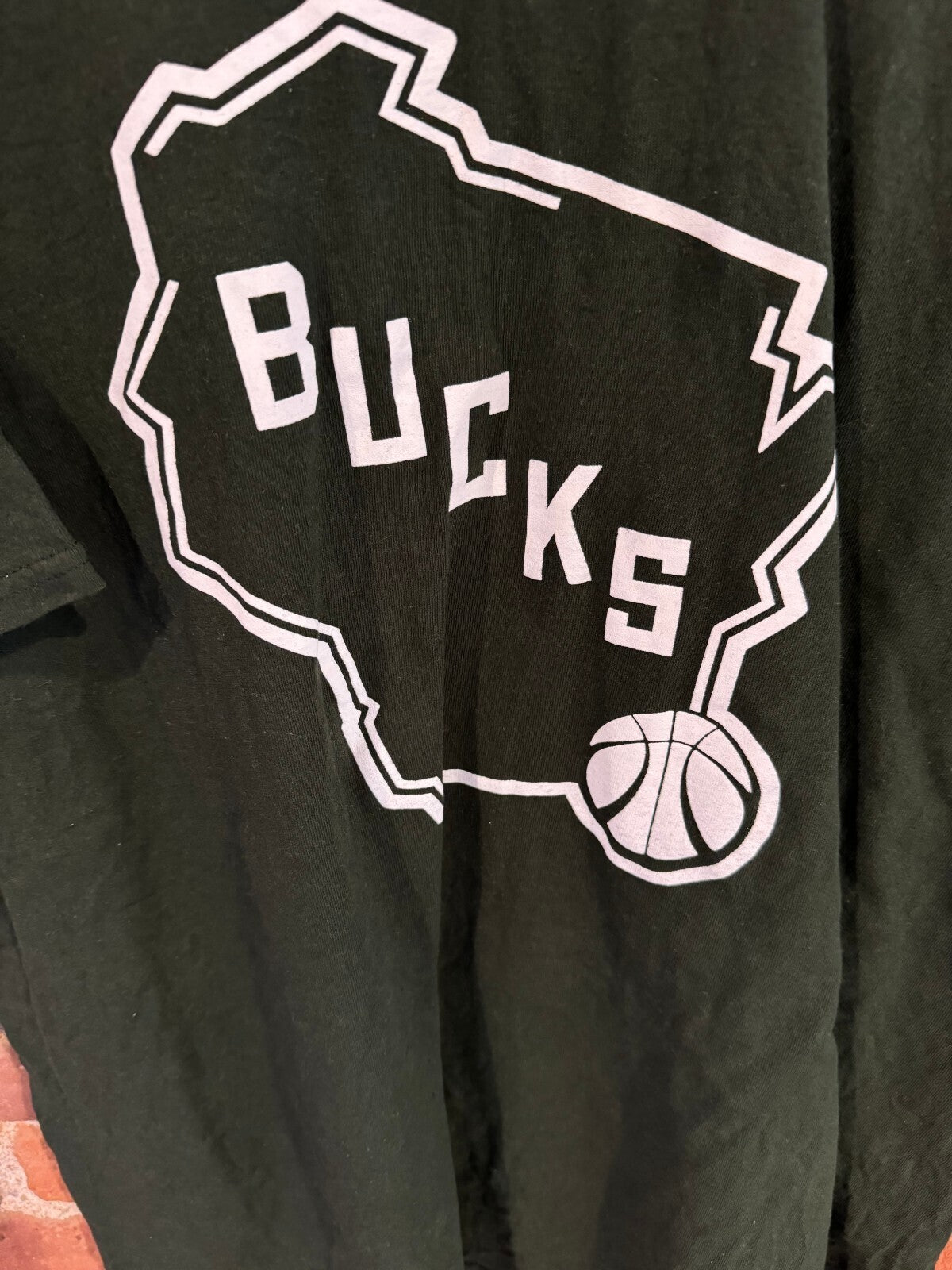 Milwaukee Bucks Wisconsin Logo T-Shirt Size Men’s XL Green