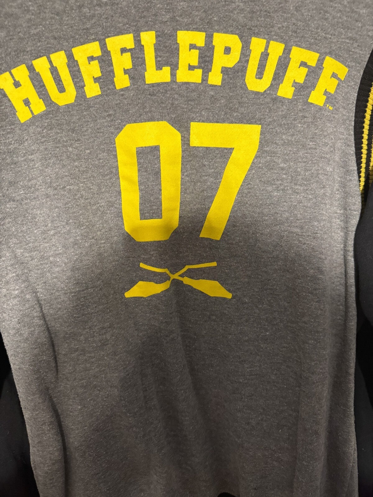 Harry Potter Hufflepuff Button Up Top Men's Size XL Gray