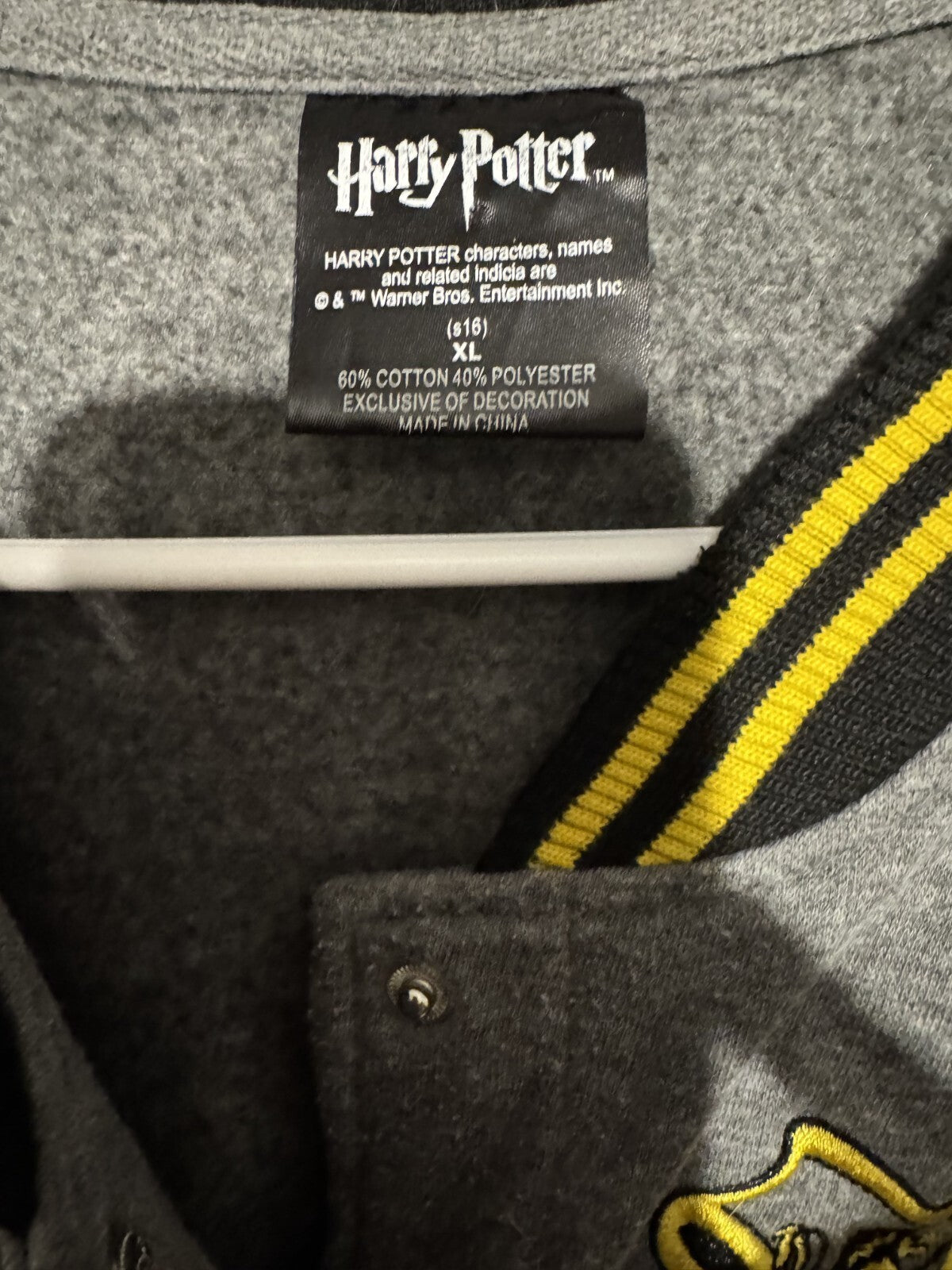 Harry Potter Hufflepuff Button Up Top Men's Size XL Gray