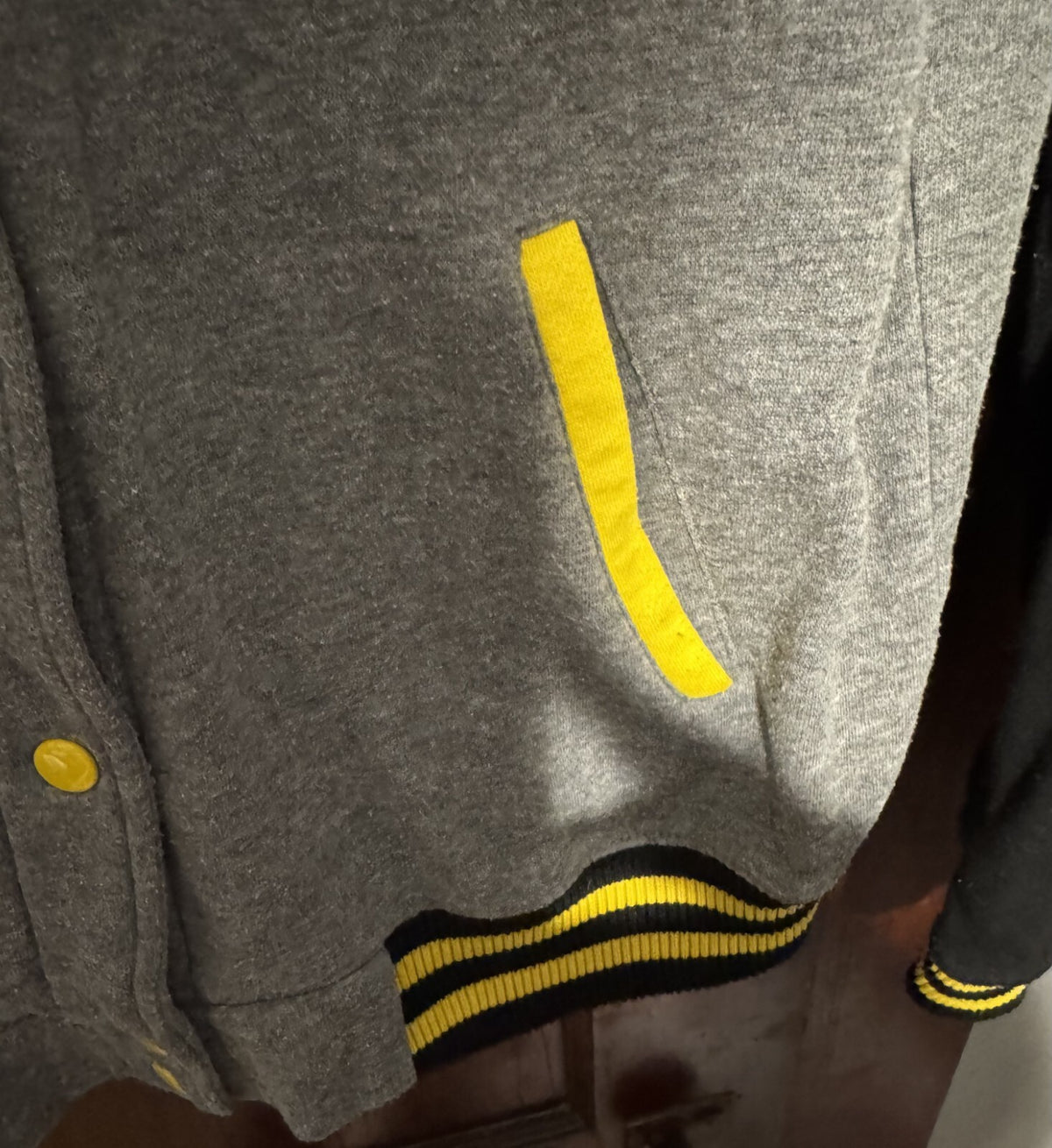 Harry Potter Hufflepuff Button Up Top Men's Size XL Gray