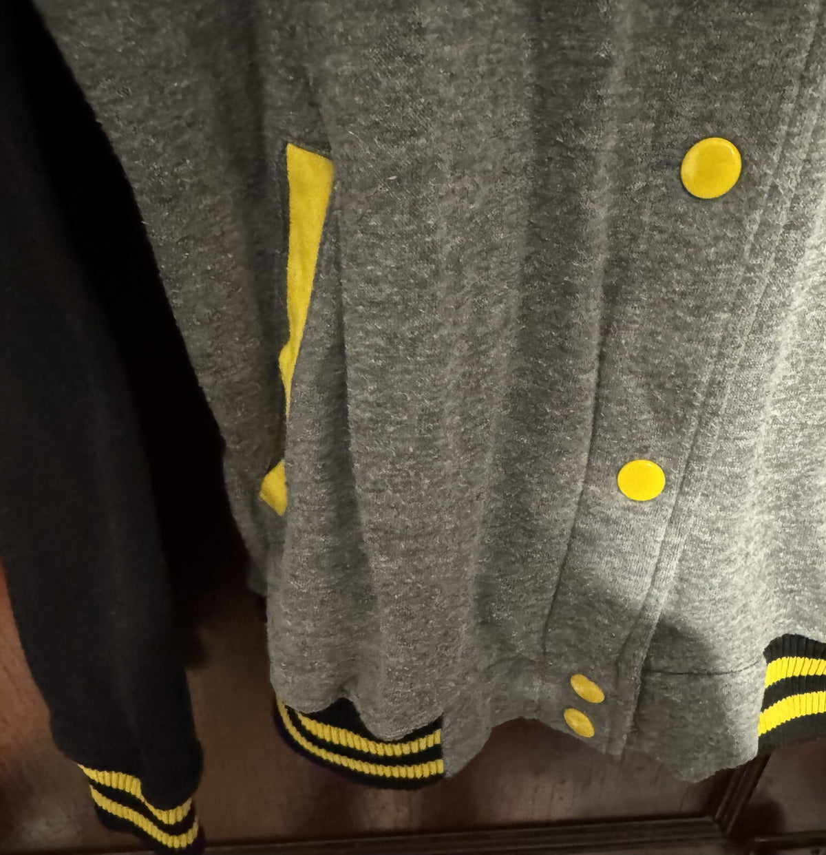 Harry Potter Hufflepuff Button Up Top Men's Size XL Gray